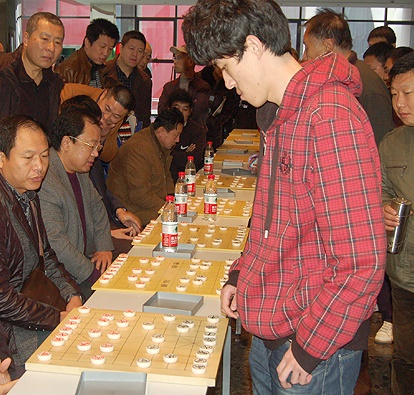 山东平度人,幼年学棋师从象棋高手于光平,后拜王秉国等为师,曾获得