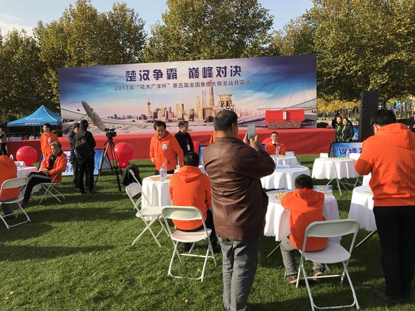 在开幕式上将进行特级大师与象棋爱好者的车轮战,选手正耐心的等待开始 在开幕式上将进行特级大师与象棋爱好者的车轮战,选手正耐心的等待开始