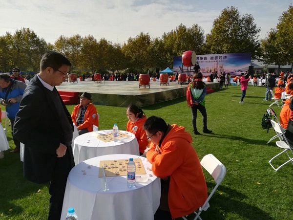 特级大师于幼华在进行车轮战中,棋手正在思考 特级大师于幼华在进行车轮战中,棋手正在思考