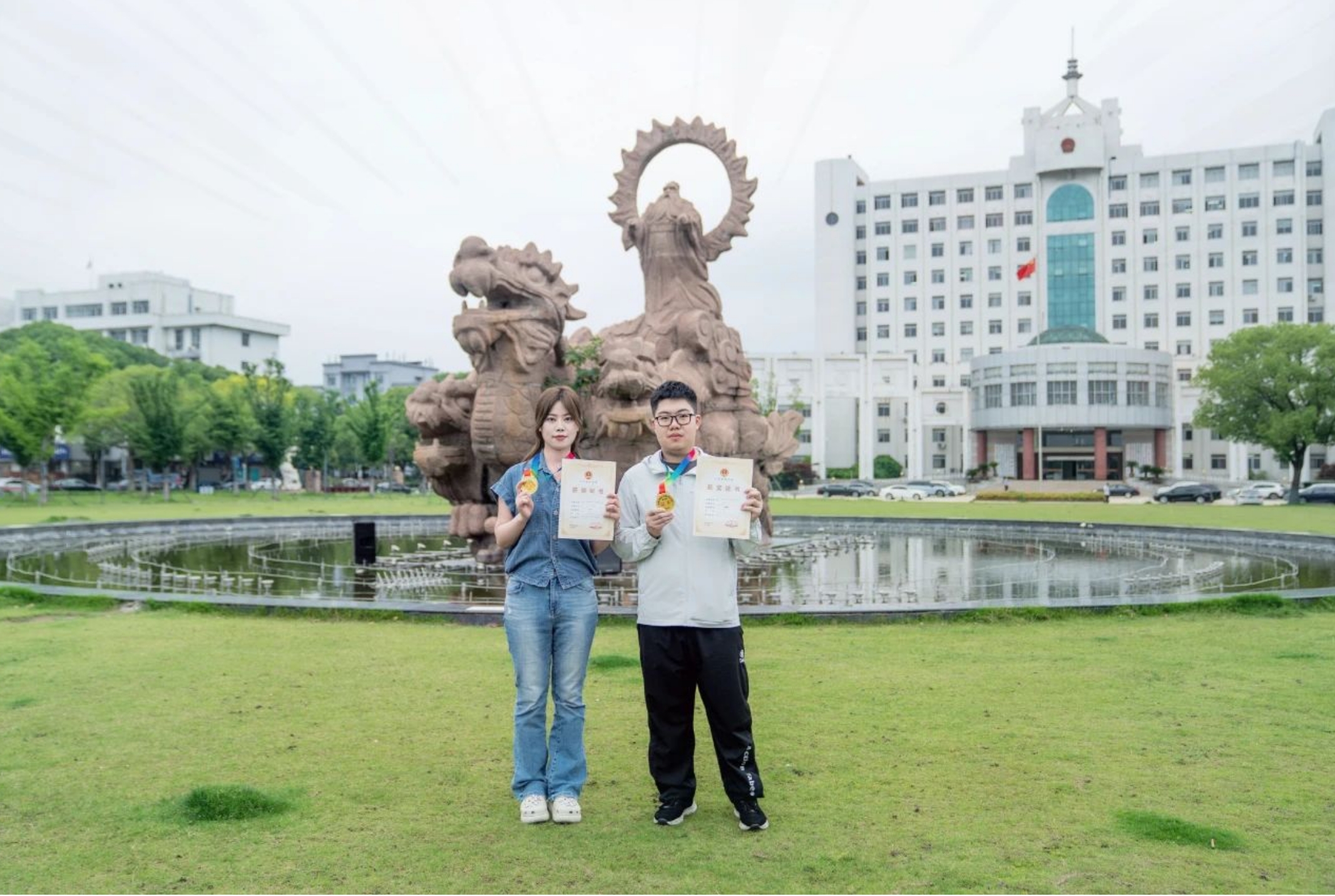 孟繁睿、梁妍婷分获高港杯象棋公开赛男子、女子组冠军 孟繁睿、梁妍婷分获高港杯象棋公开赛男子、女子组冠军
